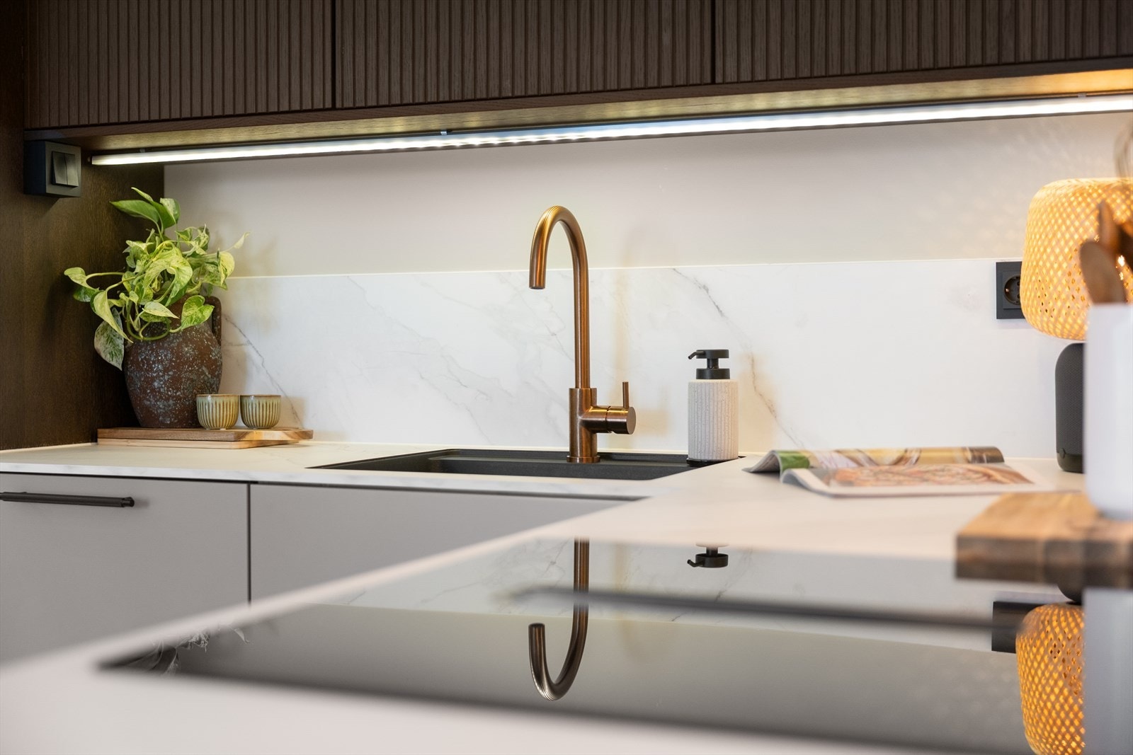 Laminat benkeplate med nedfelt oppvaskkum og ettgreps armatur gir gode og praktiske arbeidsflater. Integrert belysning under overskapene sørger for godt arbeidslys. Galleribilde