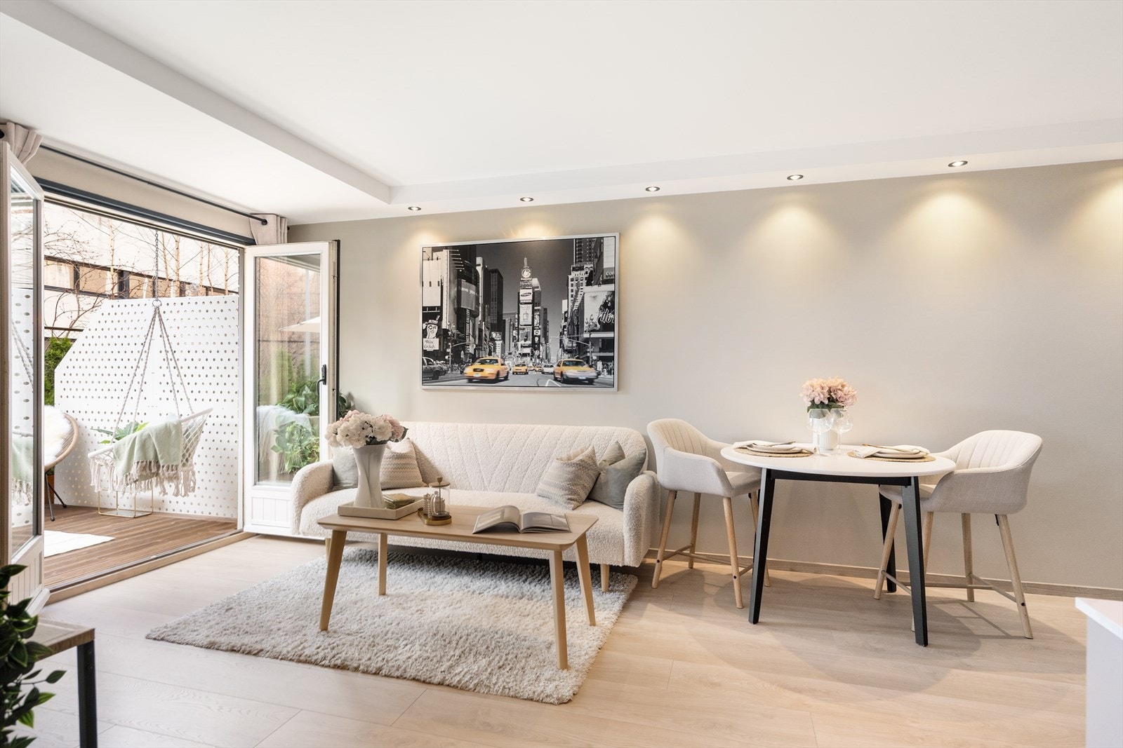 Velkommen til Lovisenberggata 4F! Dette er en lekker 3-roms leilighet med ettertraktet beliggenhet i en rolig sidegate på St. Hanshaugen. Galleribilde