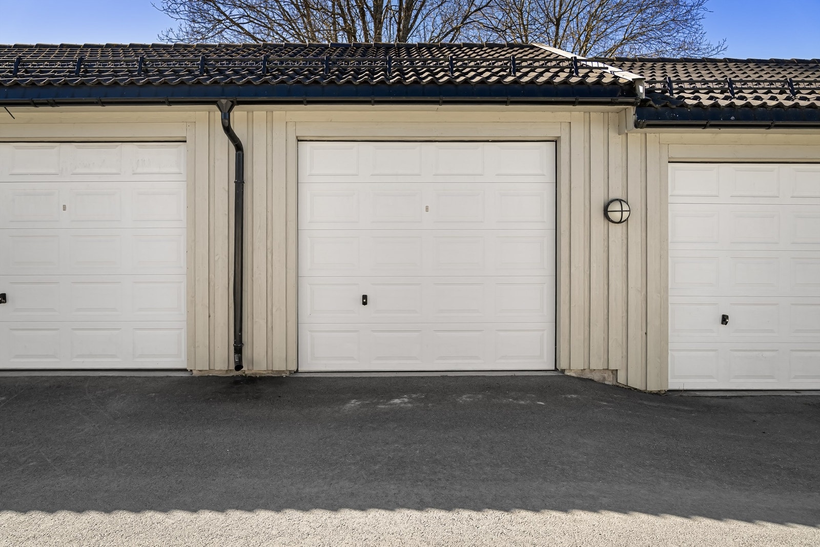Eiendommen disponerer en garasjeplass i garasjerekke. Galleribilde