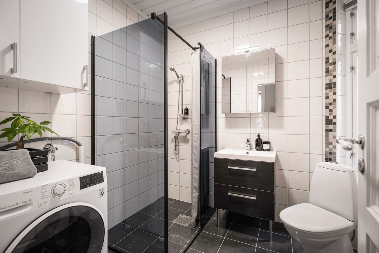 Ny baderomsinnredning med
servant, nytt speilskap med belysning og nye dusjvegger ble montert i 2020. Galleribilde