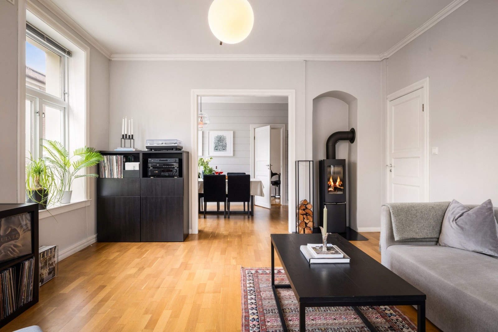 En leilighet med god plass og god atmosfære. Dyrehold er tillatt i sameiet. Galleribilde