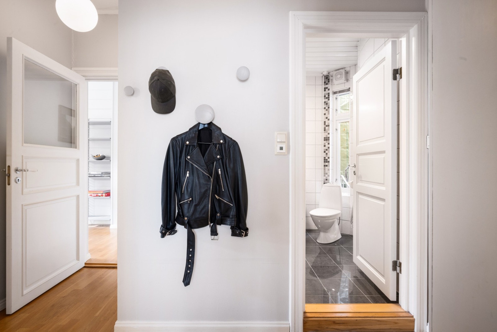 Badet har inngang fra gangen. Galleribilde