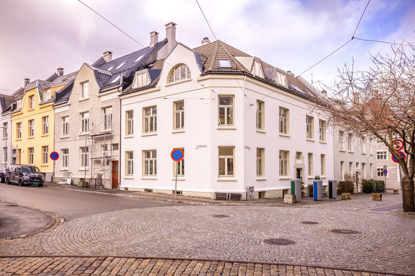 Et etablert sameie med kun 4 leiligheter som gir et oversiktlig og rolig bomiljø. Velholdt fasade, nylig oppusset og malt i 2025 mot gate. Galleribilde