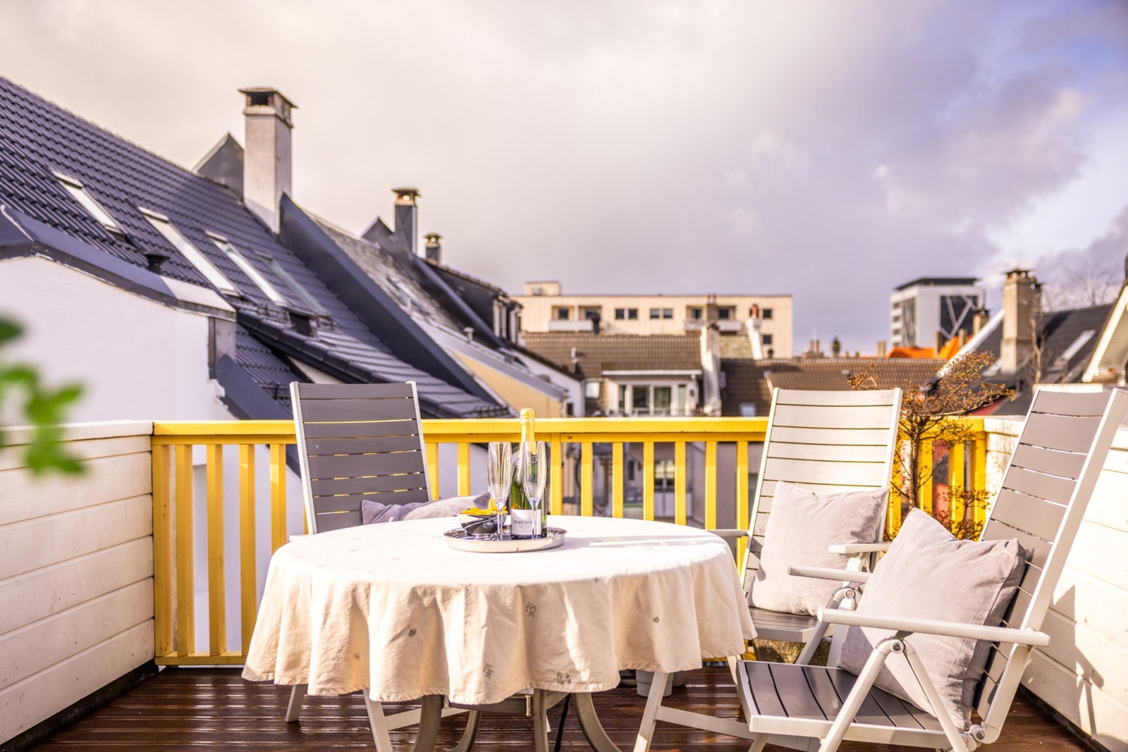 I tillegg til felles bakgård er det også en felles takterrasse med gode solforhold. Ideell for sommerdager og hyggelige kvelder. Galleribilde