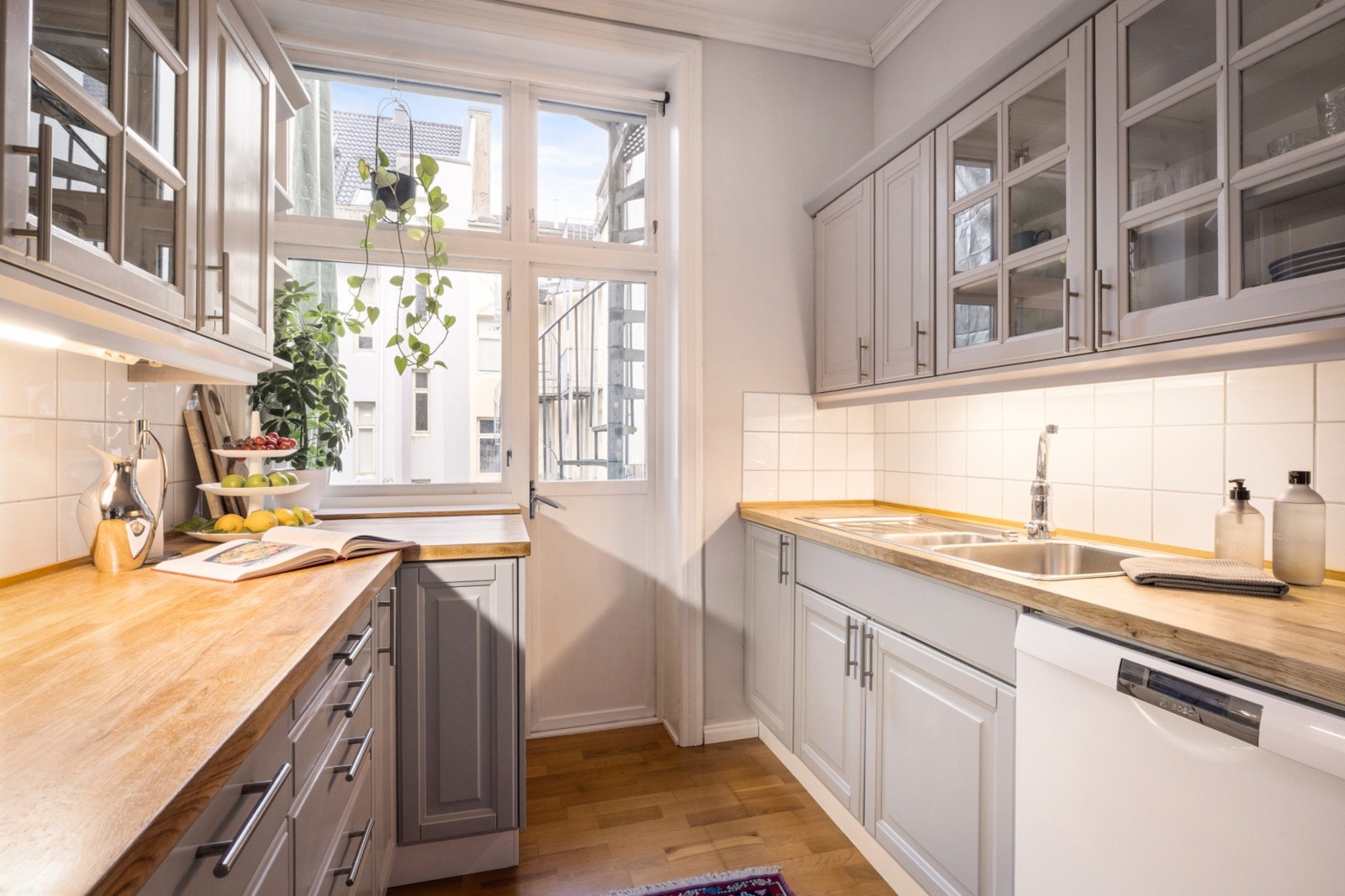 Kjøkkenet ligger like ved spisestuen. Godt med skap- og benkeplass, heltre benkeplate og integrerte hvitevarer. Galleribilde