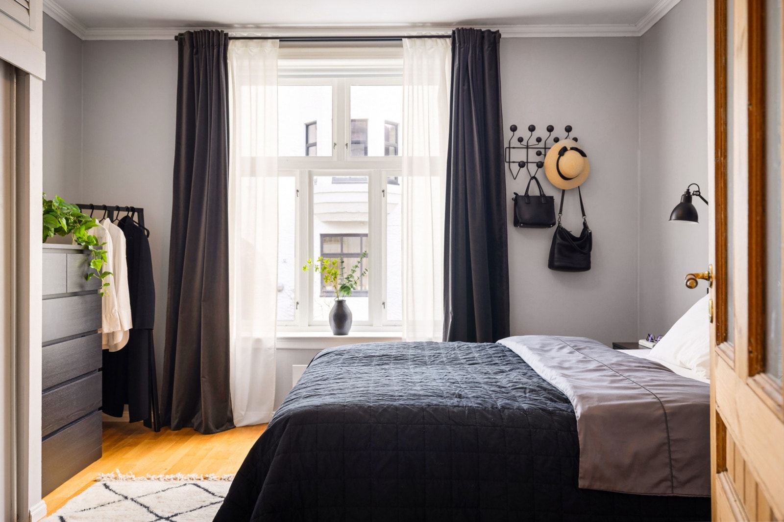 Dette rommet er et ideelt hovedsoverom med god størrelse og funksjonalitet. Galleribilde