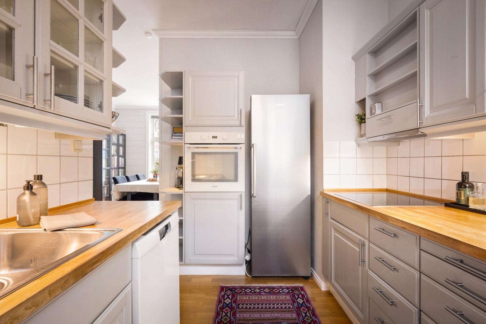 Kjøkkeninnredning med profilerte fronter og tidløst uttrykk. Galleribilde