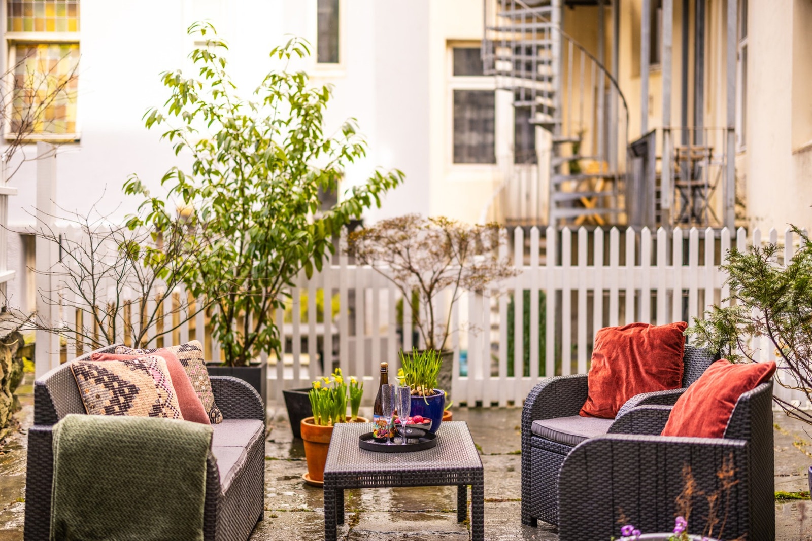 Skjermet bakgård som gir et rolig pusterom midt i byen. Galleribilde