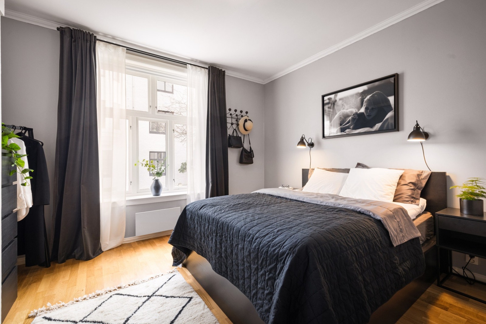 Soverommet er 14,5 m² og fremstår som lyst og luftig. Galleribilde