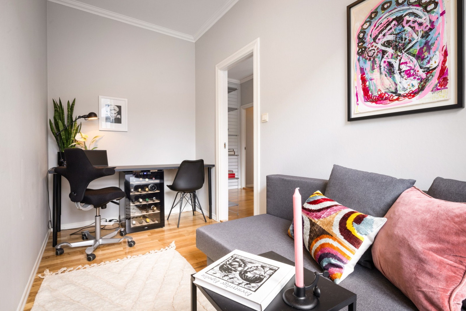 Selger har benyttet rommet til kombinasjon gjesterom og kontor. Her er det flere muligheter ettersom hvilket behov en har. Galleribilde