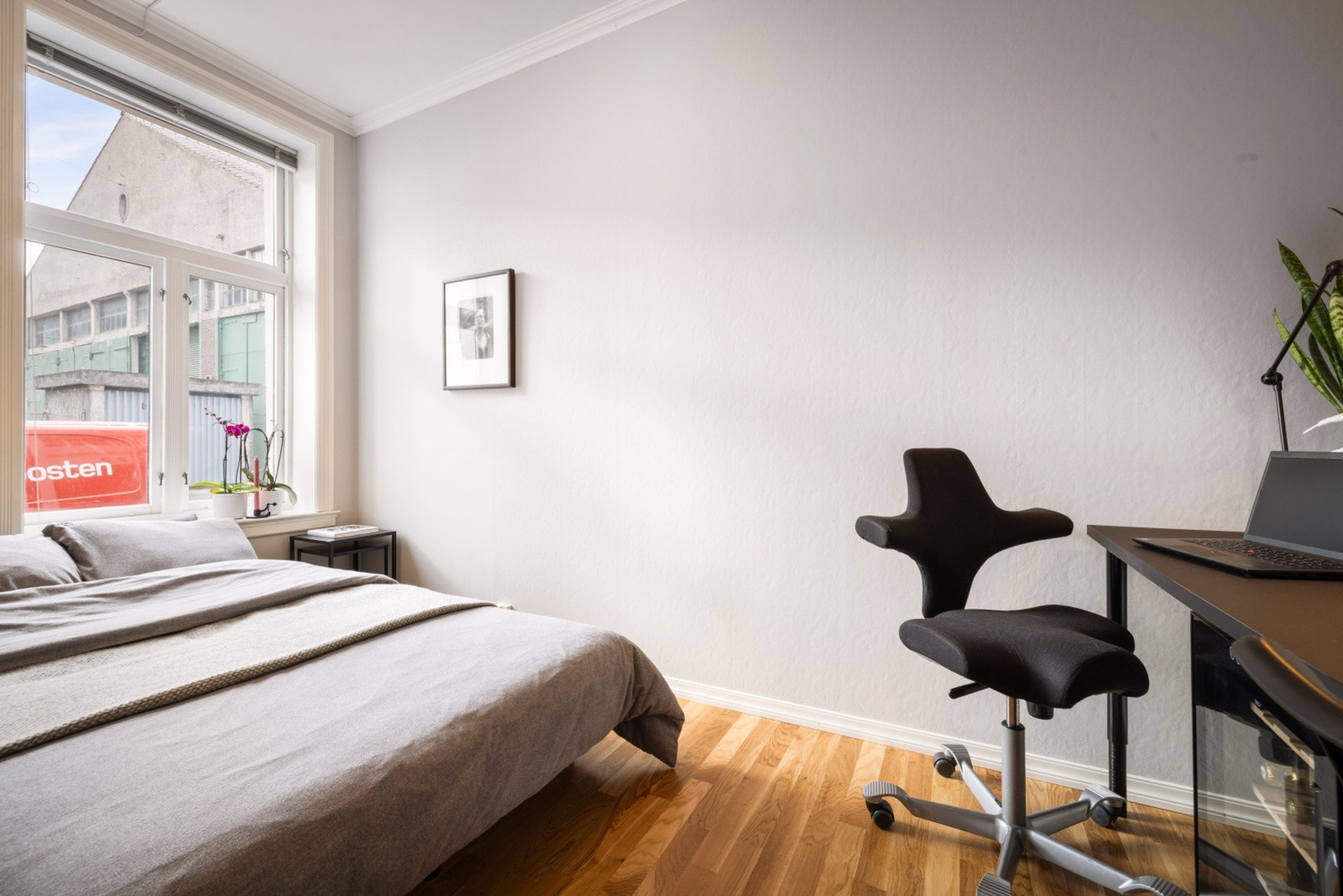 Soverom nr. 2 har inngang via spisestuen. Et lyst og trivelig soverom. Galleribilde