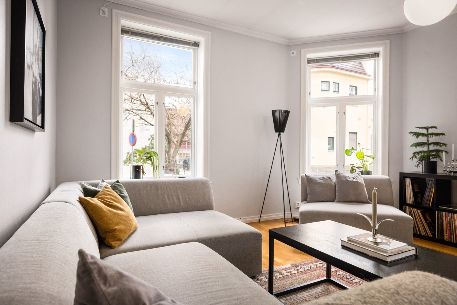 Etter som det er en hjørneleilighet får en masse naturlig lys inn i leiligheten. Galleribilde