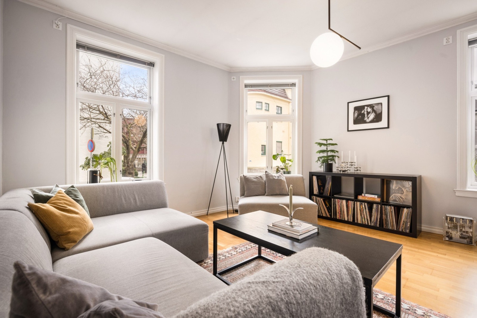 Alle vegger + vinduskarmer med unntak av gjesterommet ble malt i 2020 og leiligheten fremstår som lys og veldig trivelig. Galleribilde