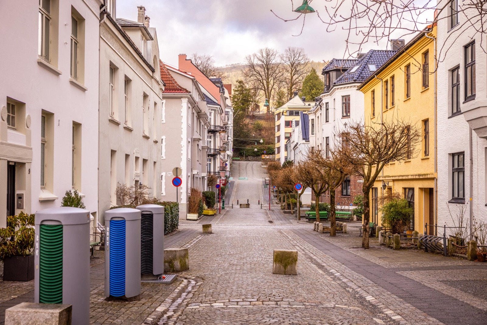 Bygården er fra 1909 og har en sjarmerende og tidstypisk arkitektur som står fint i stil til omkringliggende bebyggelse. Galleribilde
