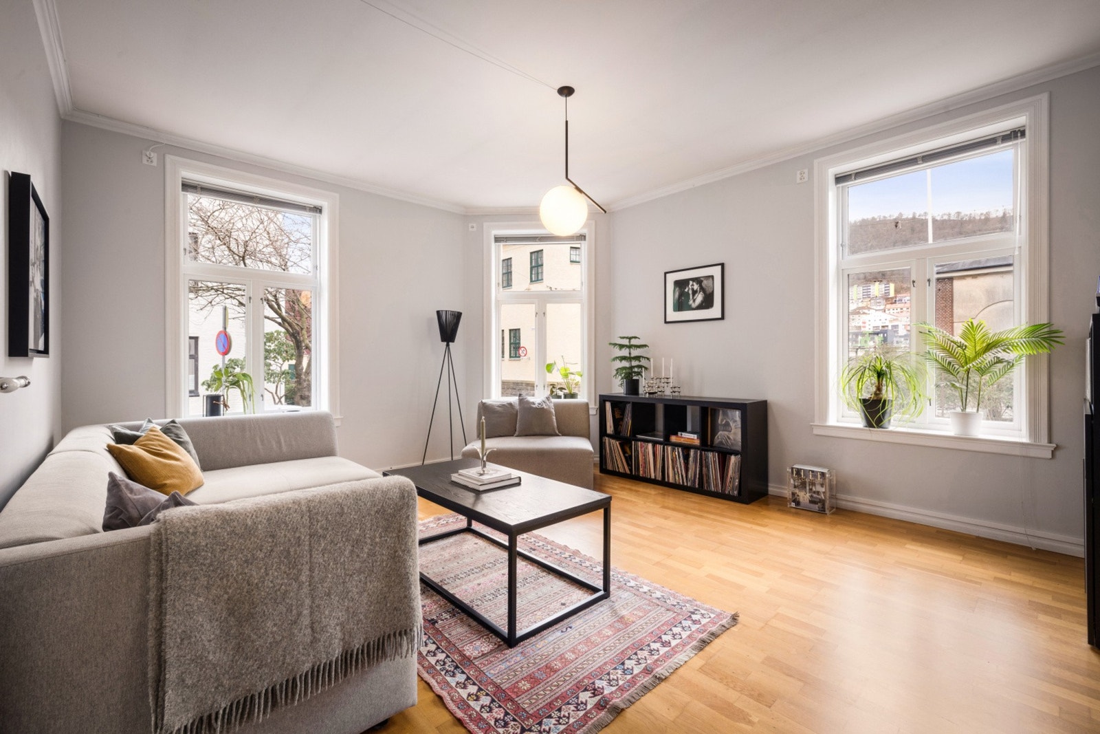 Lys og luftig stue på 21,5 m² og en takhøyde på 2,79 m - 2,82 m. Galleribilde