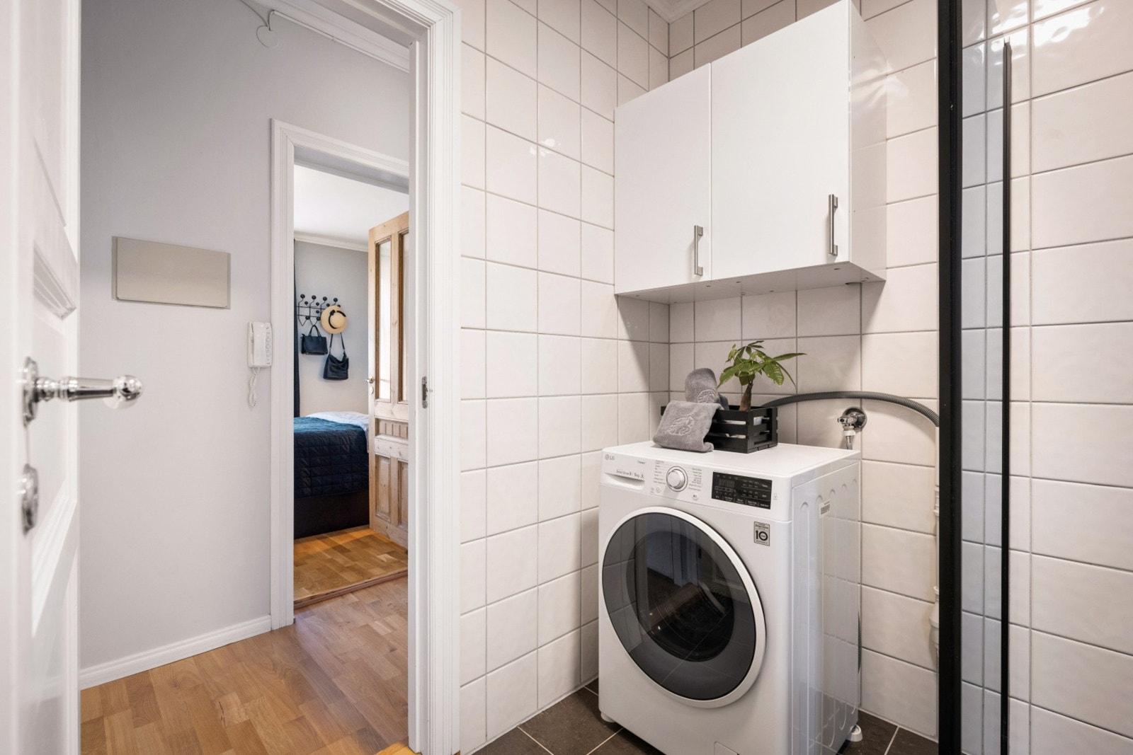 Bildet er fra badet, men det er også opplegg for vaskemaskin i felles kjeller. Det er også tre tilhørende boder til leiligheten, sykkelparkering m.m. Galleribilde