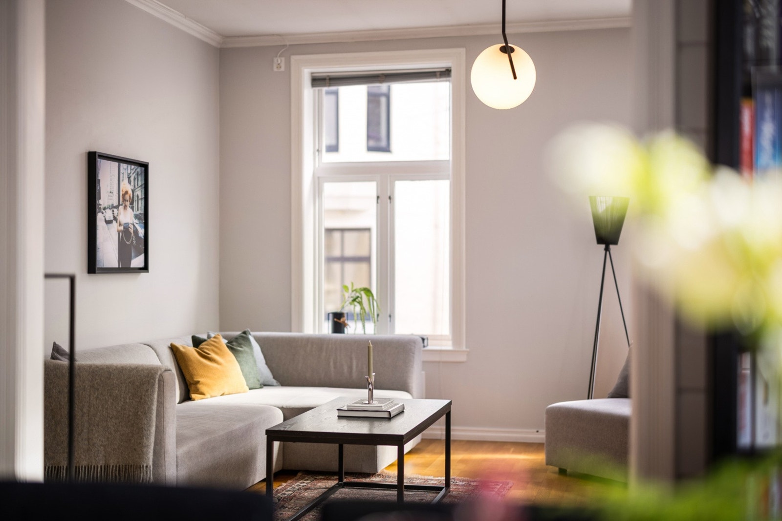 Det betales kun kr. 1898,- pr. mnd. i felleskostnader som dekker felles byggforsikring, strøm fellesarealer og diverse drift av sameiet. Galleribilde