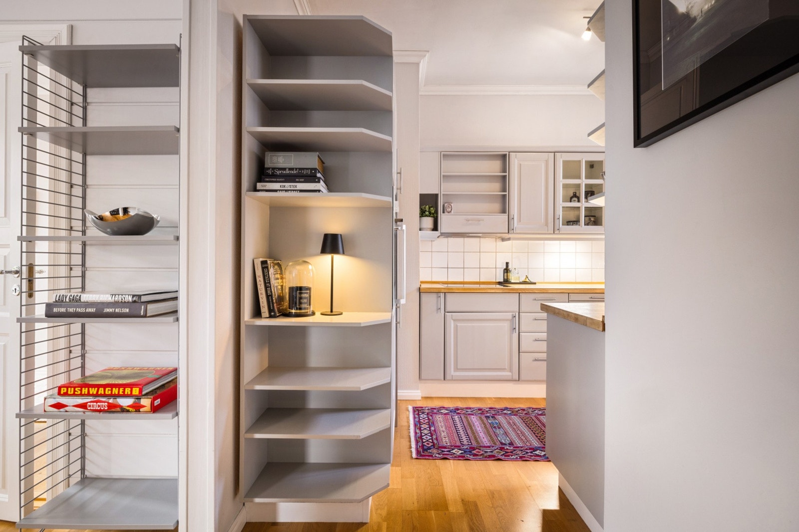 Kjøkkenet er romslig og godt organisert med smarte løsninger. Galleribilde