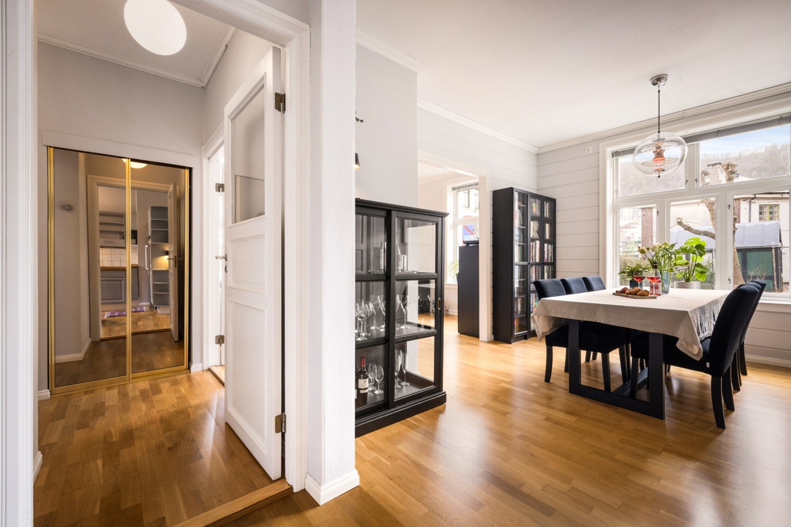 Den åpne løsningen gir en sosial og inkluderende romfølelse. Det kan være mulig å etablere et ekstra soverom i spisestuen, slik at det blir 3 soverom. Galleribilde