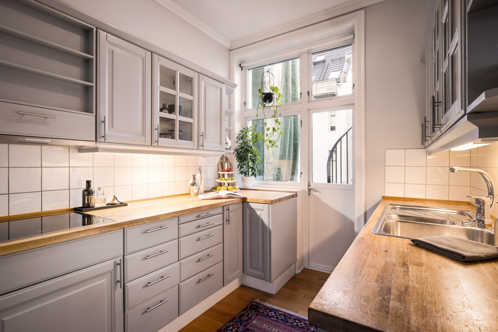 Fra kjøkkenet er det direkte utgang til en trivelig bakgård. Galleribilde