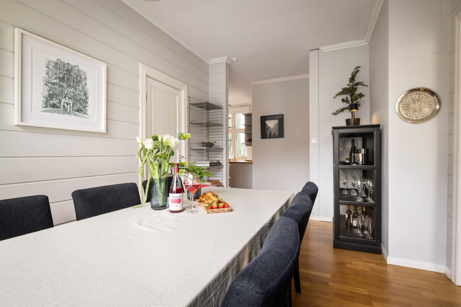 Det er også god plass til å dekke på langbord i høytidene. Galleribilde