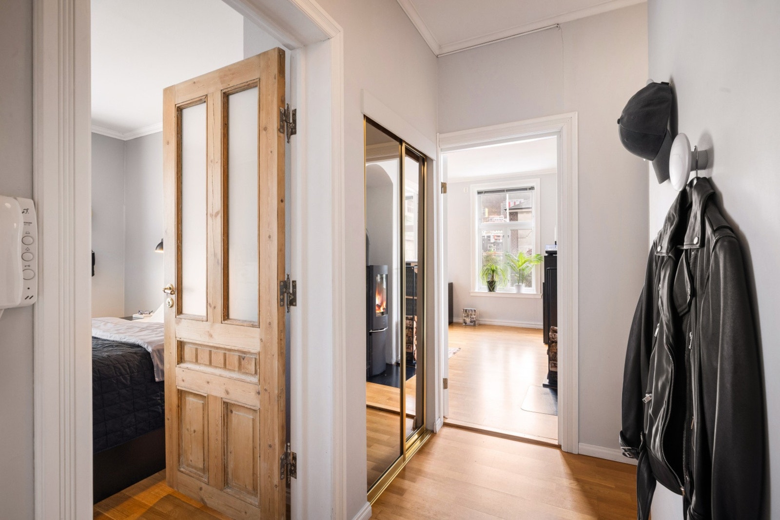 I mellomgangen er det inngang til blant annet hovedsoverom og bad. Galleribilde