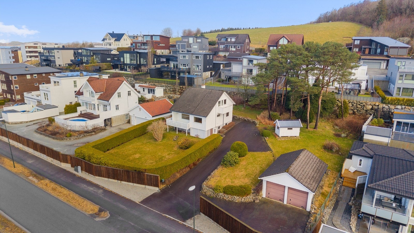 Skadbergveien 122 er en flott eiendom med mye muligheter, beliggende i et etablert og barnevennlig boligområde på Skadberg. Galleribilde