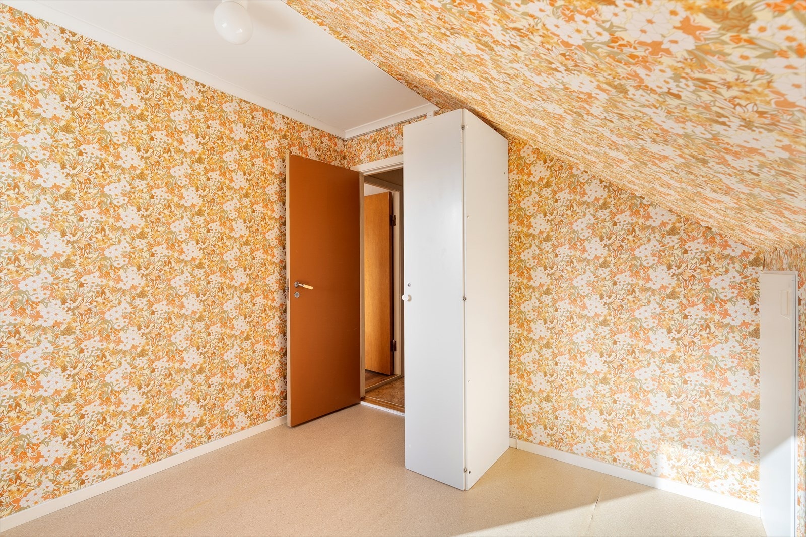 Alle soverommene har nok av plass til både dobbeltseng, garderobeinnredning og øvrig møblement, samt tilgang til kott. Galleribilde