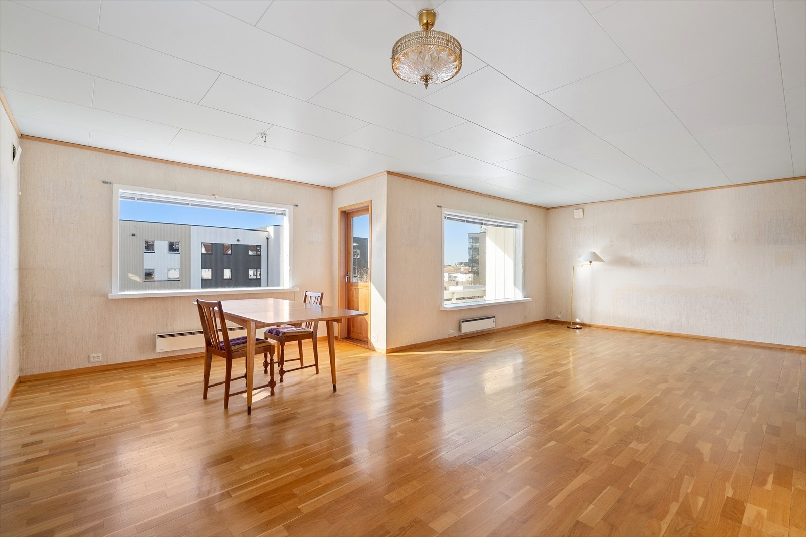 De store vindusflatene slipper inn rikelig med naturlig lys og bidrar til å skape en luftig romfølelse. Galleribilde