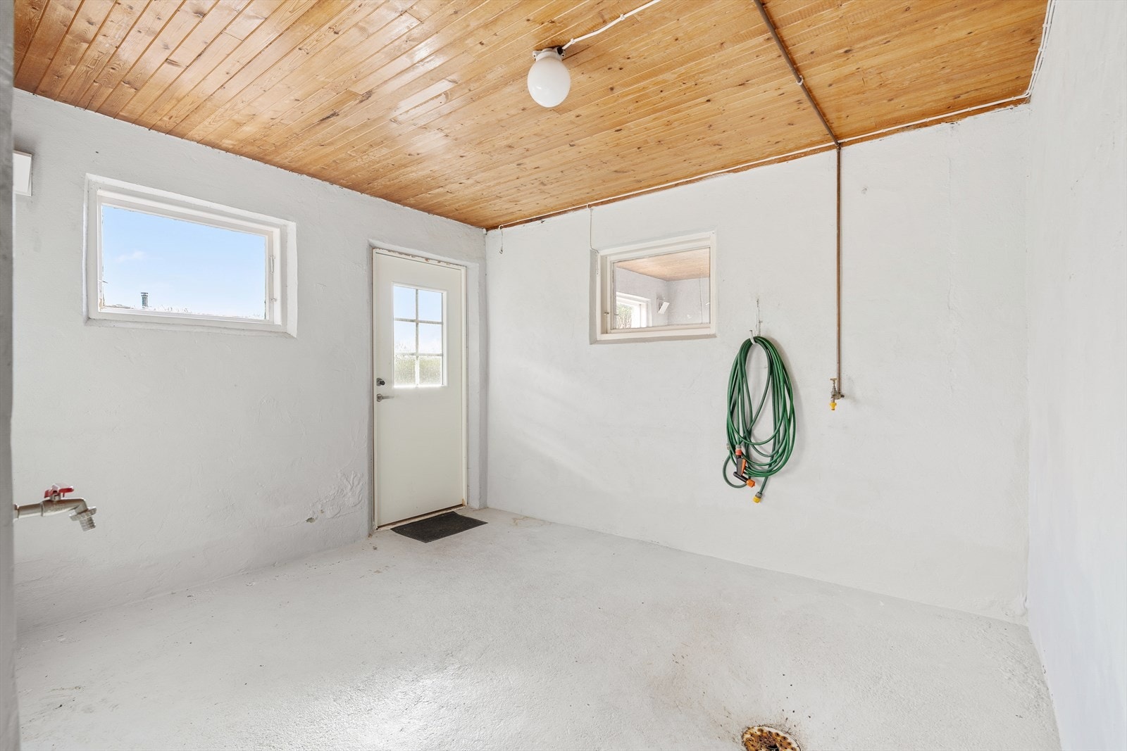 I kjeller er det betonggulv, grunnmursvegger og panel i taket. Praktisk bi-inngang som gir fleksibel adkomst. Galleribilde