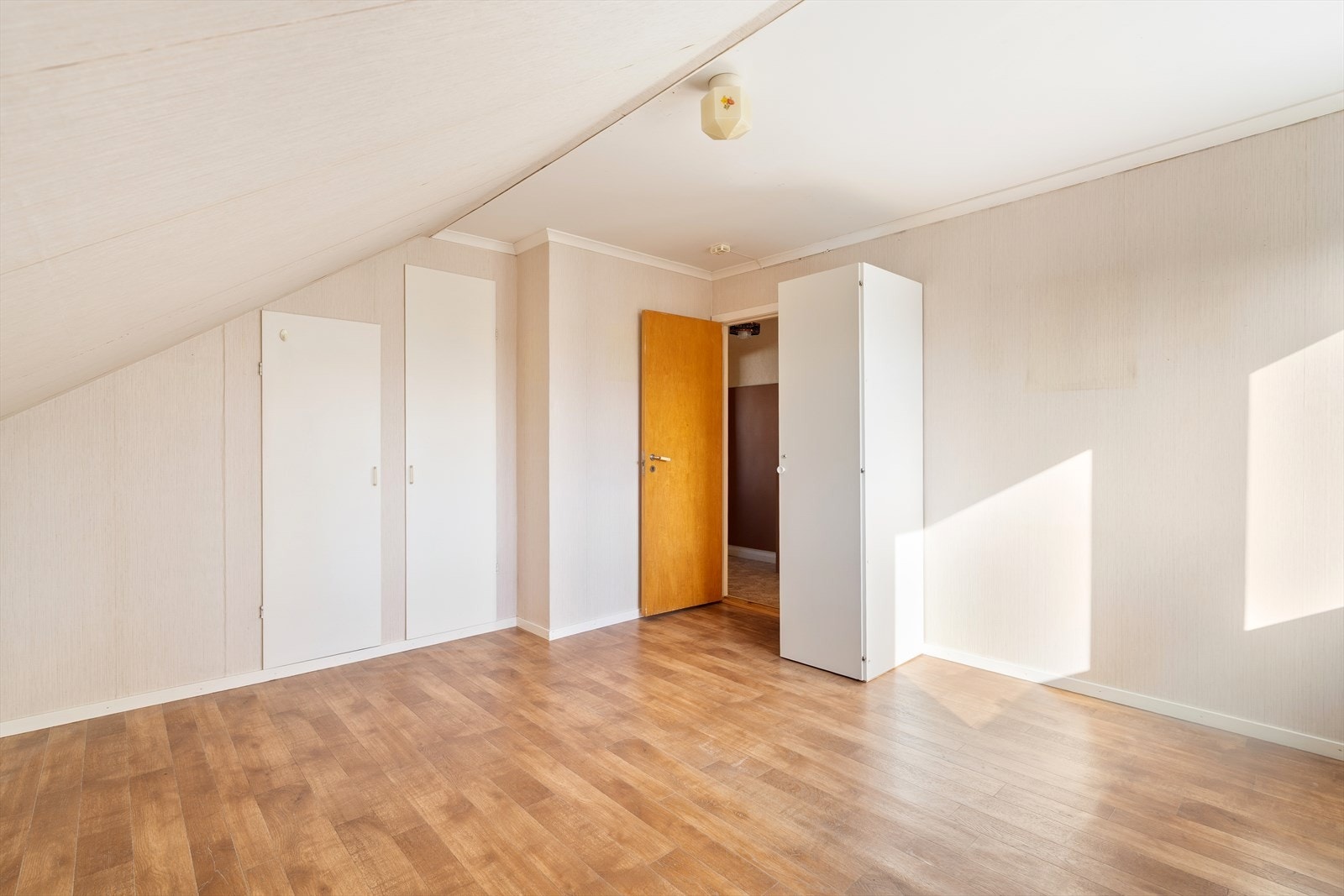 Soverom nr. 2 er hovedsoverommet som er av ekstra størrelse og har innebygde garderobeskap. Galleribilde