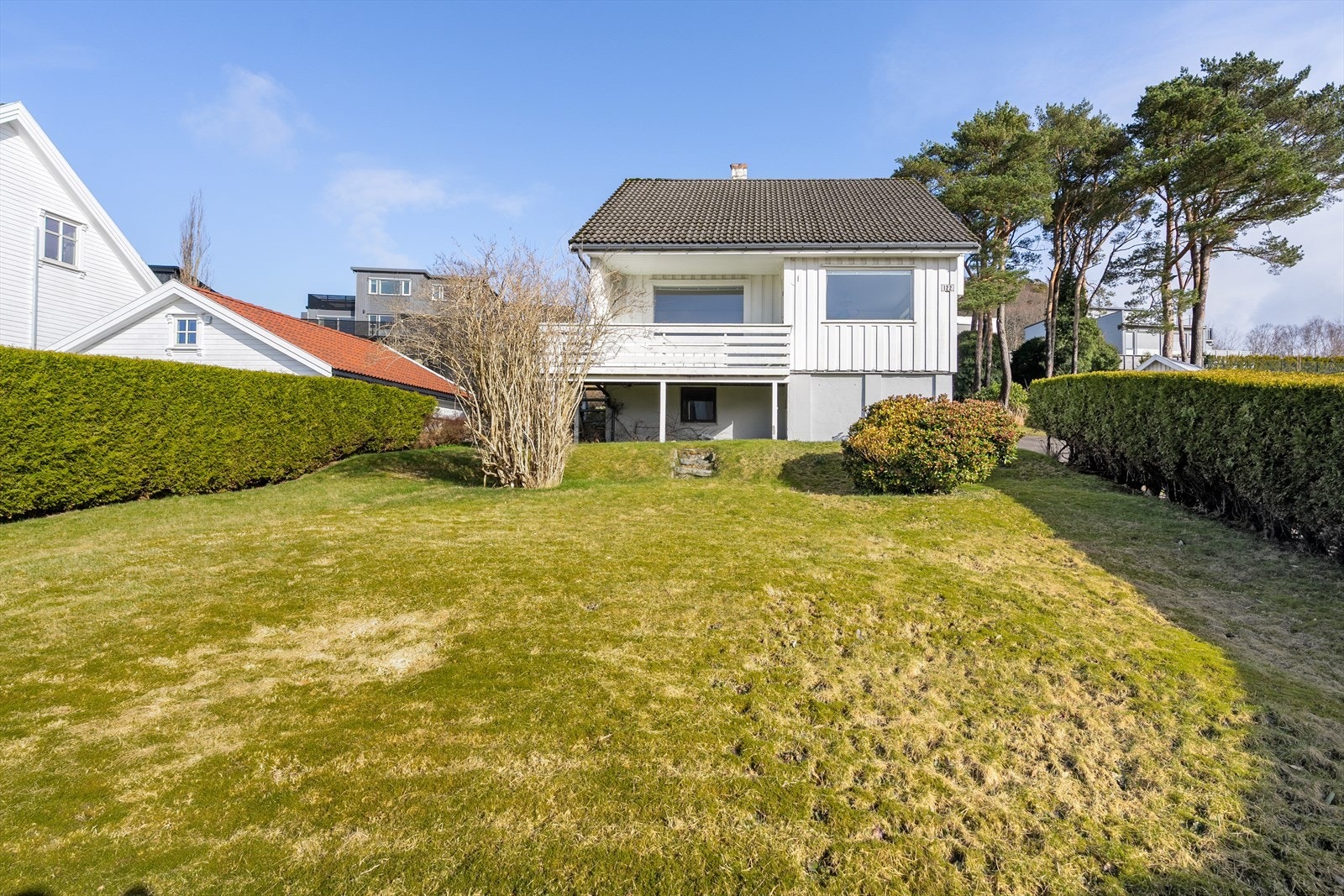 Eiendommen ligger på en romslig tomt med gode solforhold. En av få eldre hus som står igjen på feltet. Galleribilde