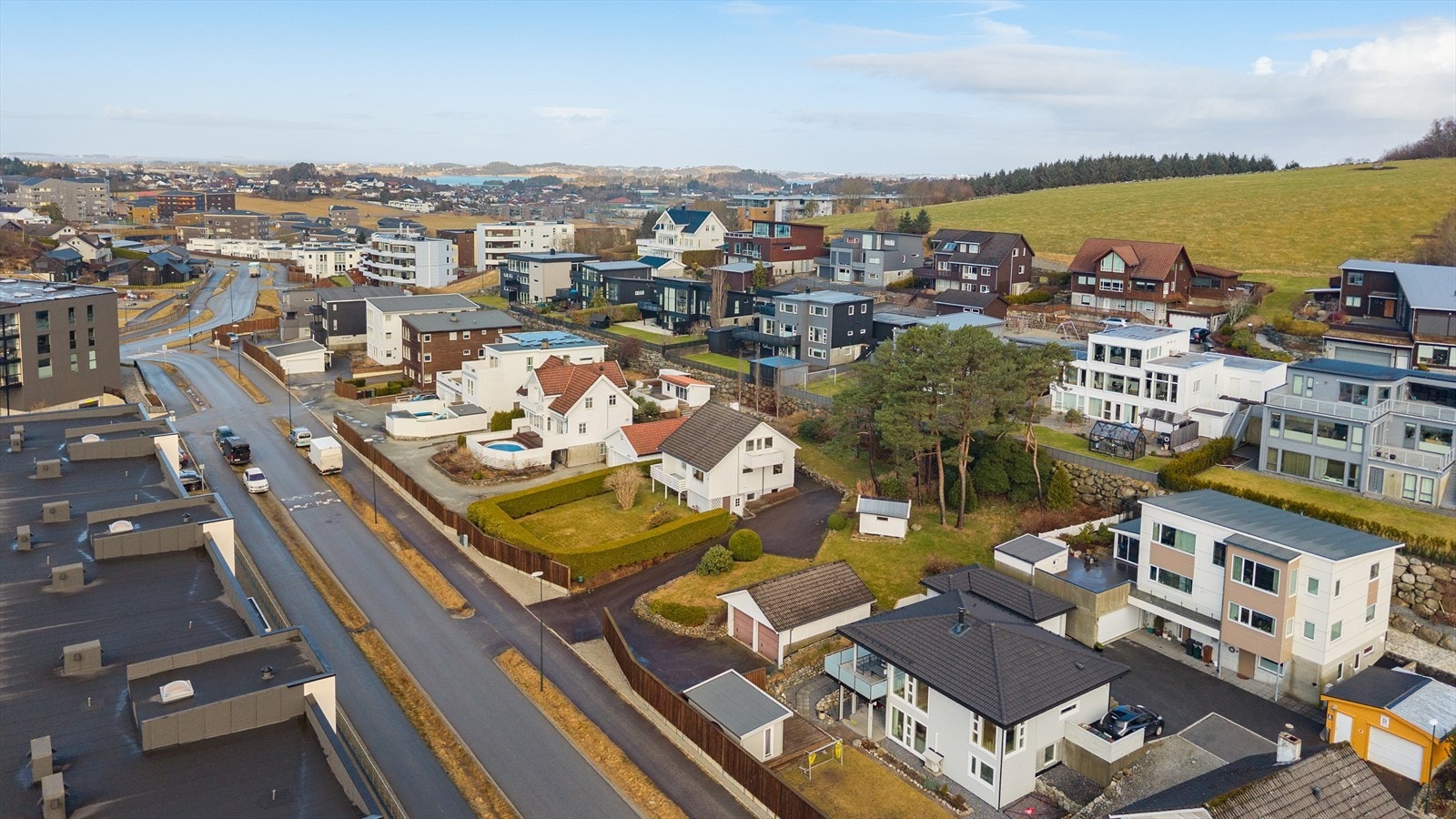 Beliggenheten gir en fin kombinasjon av et fredelig bomiljø og sentral plassering. Galleribilde