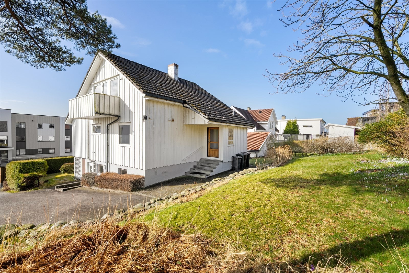 Tomten er pent opparbeidet med rikelig beplantning, trær og stor plen som gir god plass til rekreasjon og sosialt samvær. Galleribilde