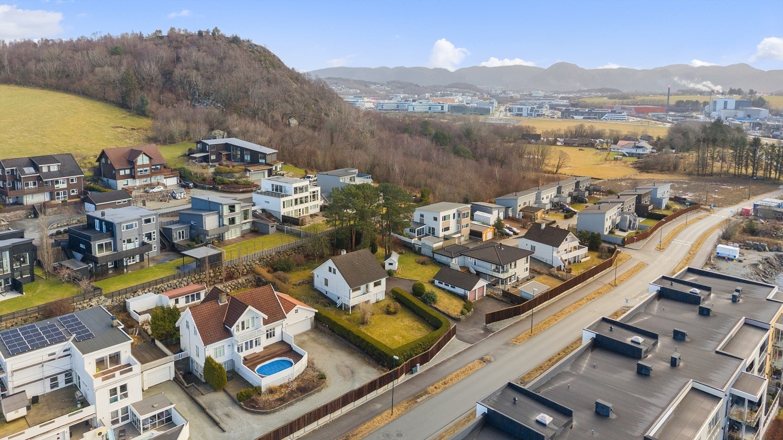 Området er rolig og familievennlig, med nærhet til barnehager, skoler, dagligvarebutikker og øvrige servicetilbud. Et område kjent for svært høy botrivsel. Galleribilde