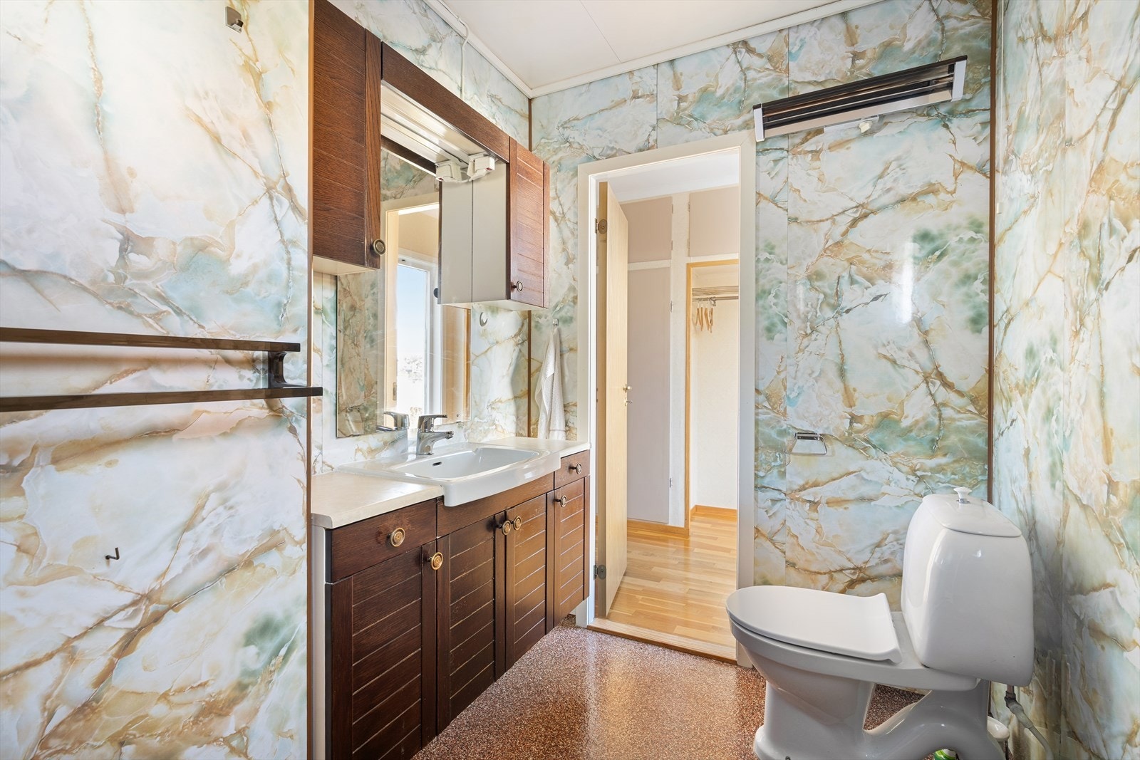 God oppbevaringsplass i baderomsmøbel og ekstra vegghengte skap. Oppvarming via stråleovn. Galleribilde