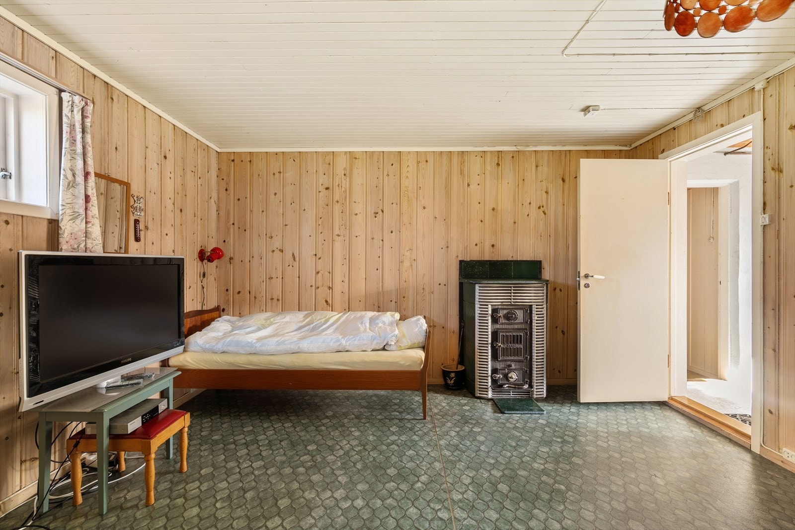 I kjelleren er det montert ovn med oljekamin. Galleribilde