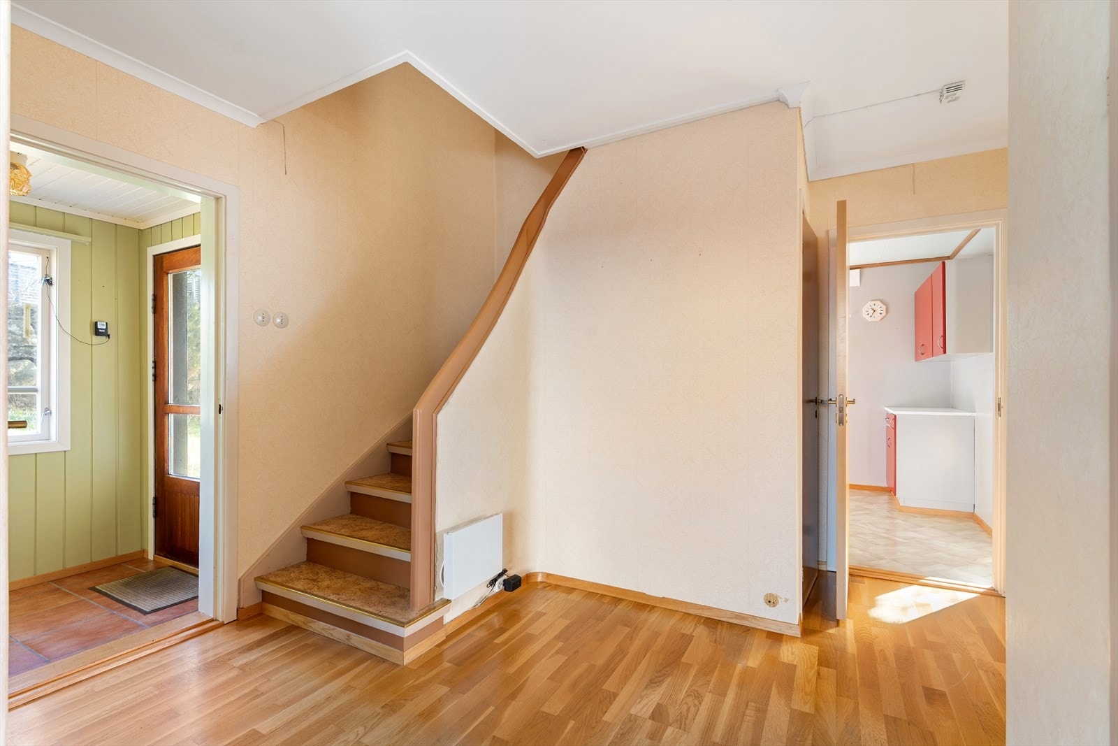 Innbydende entré/vindfang med flis på gulv. (Det foreligger ikke godkjente tegninger som viser tilbygg av vindfang) Galleribilde