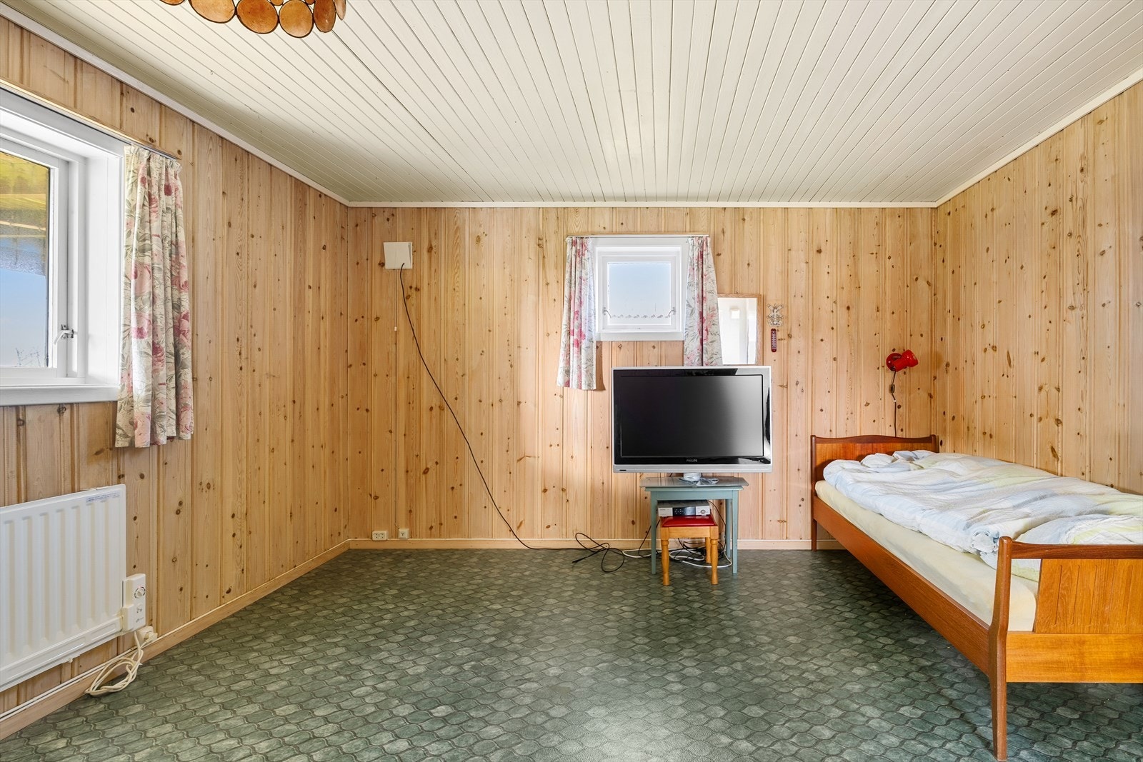 Kjellerstuen er innredet med panelvegger og belegg på gulv (ikke godkjent oppholdsrom) Galleribilde