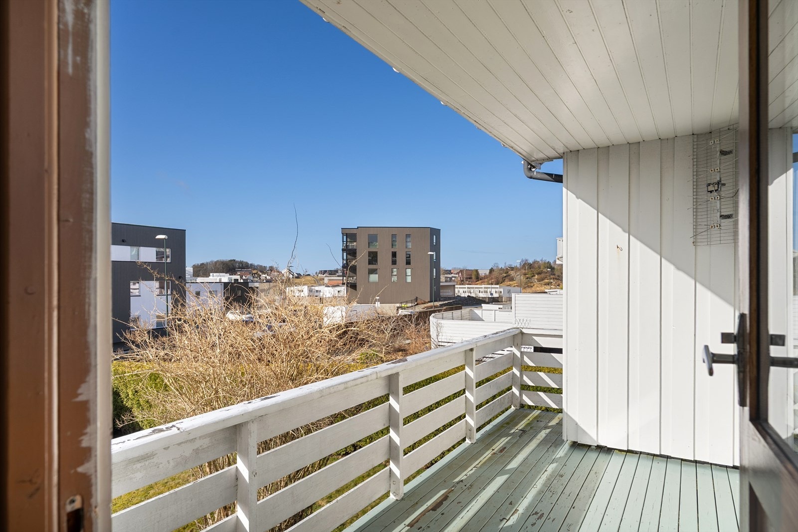 Fra stuen har man tilkomst til balkong med gode solforhold og plass til sittegruppe. Galleribilde