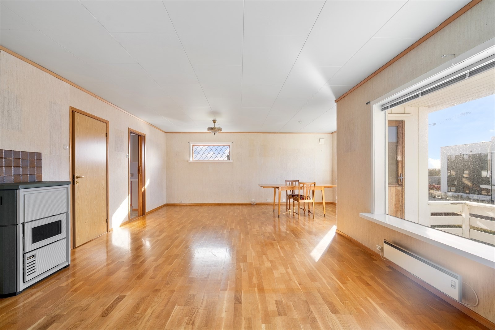 Romslig stue med fleksible møbleringsmuligheter. Her kan det innredes med flere sittegrupper, tv-seksjon og spisebord av ønsket størrelse. Galleribilde