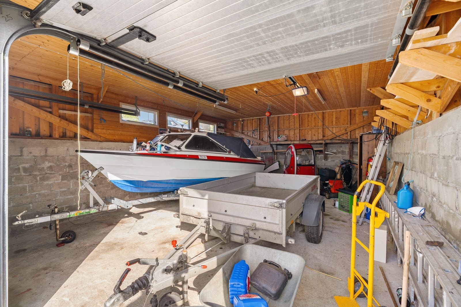 Gode parkeringsmuligheter i dobbel garasje og romslig gårdsrom. Galleribilde