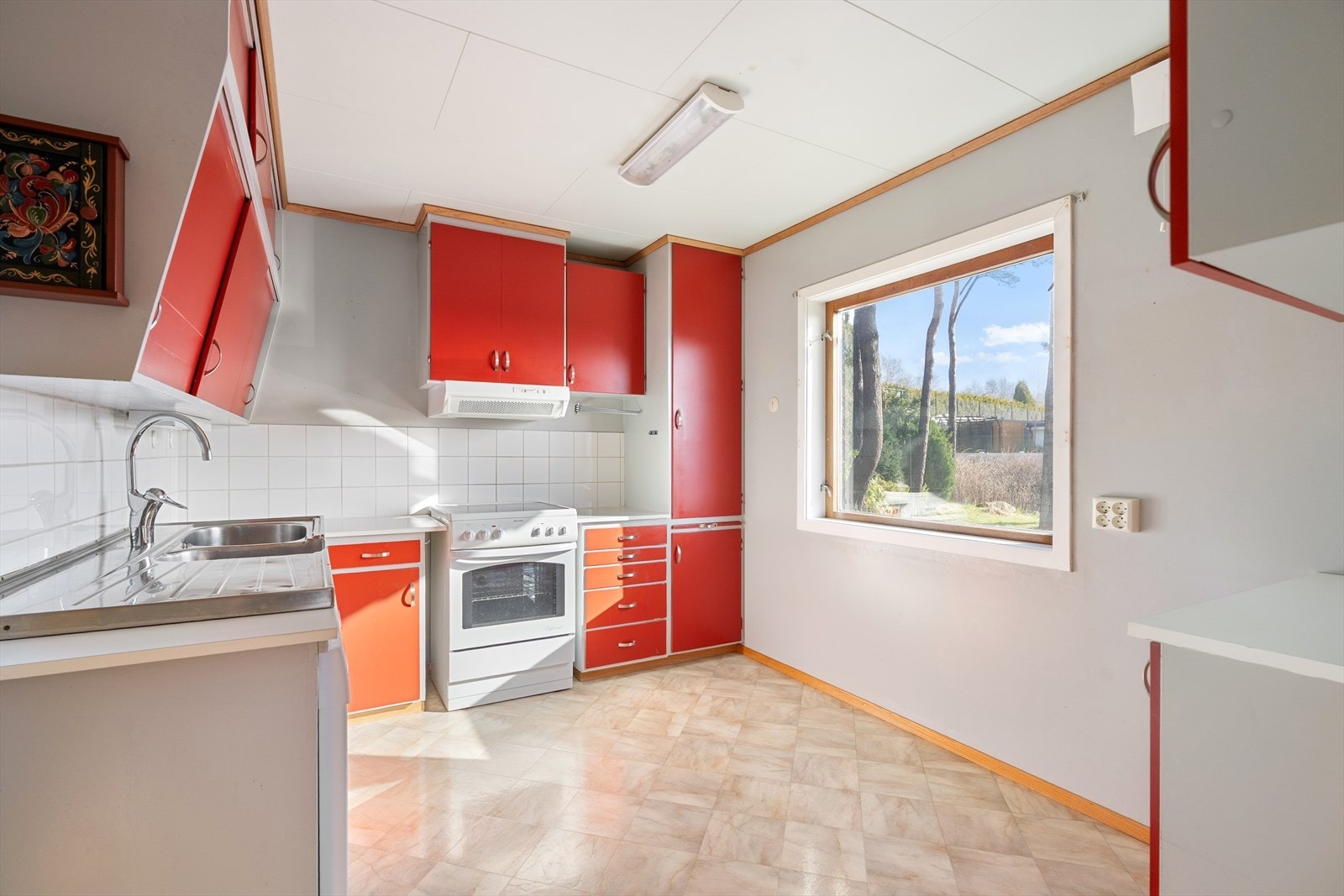 Kjøkken av god størrelse med god skap- og benkeplass. Galleribilde