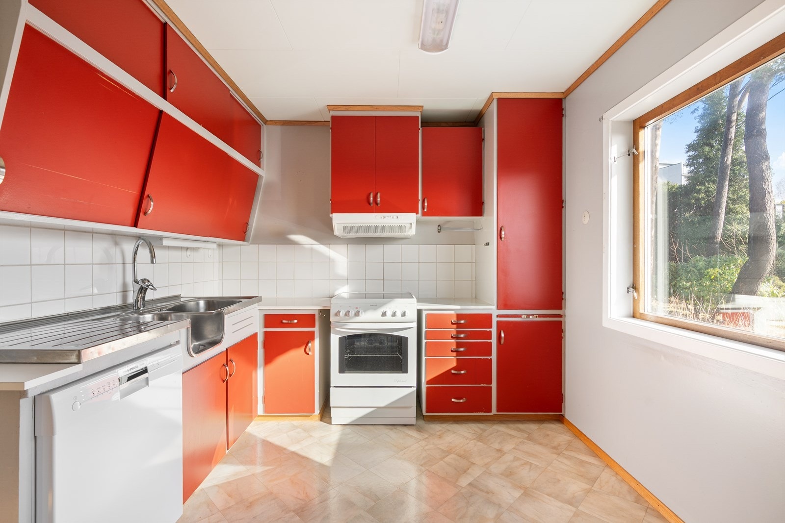 Kjøkkenet har frittstående komfyr og oppvaskmaskin. Frittstående hvitevarer medfølger som hovedregel ikke i handelen. Galleribilde