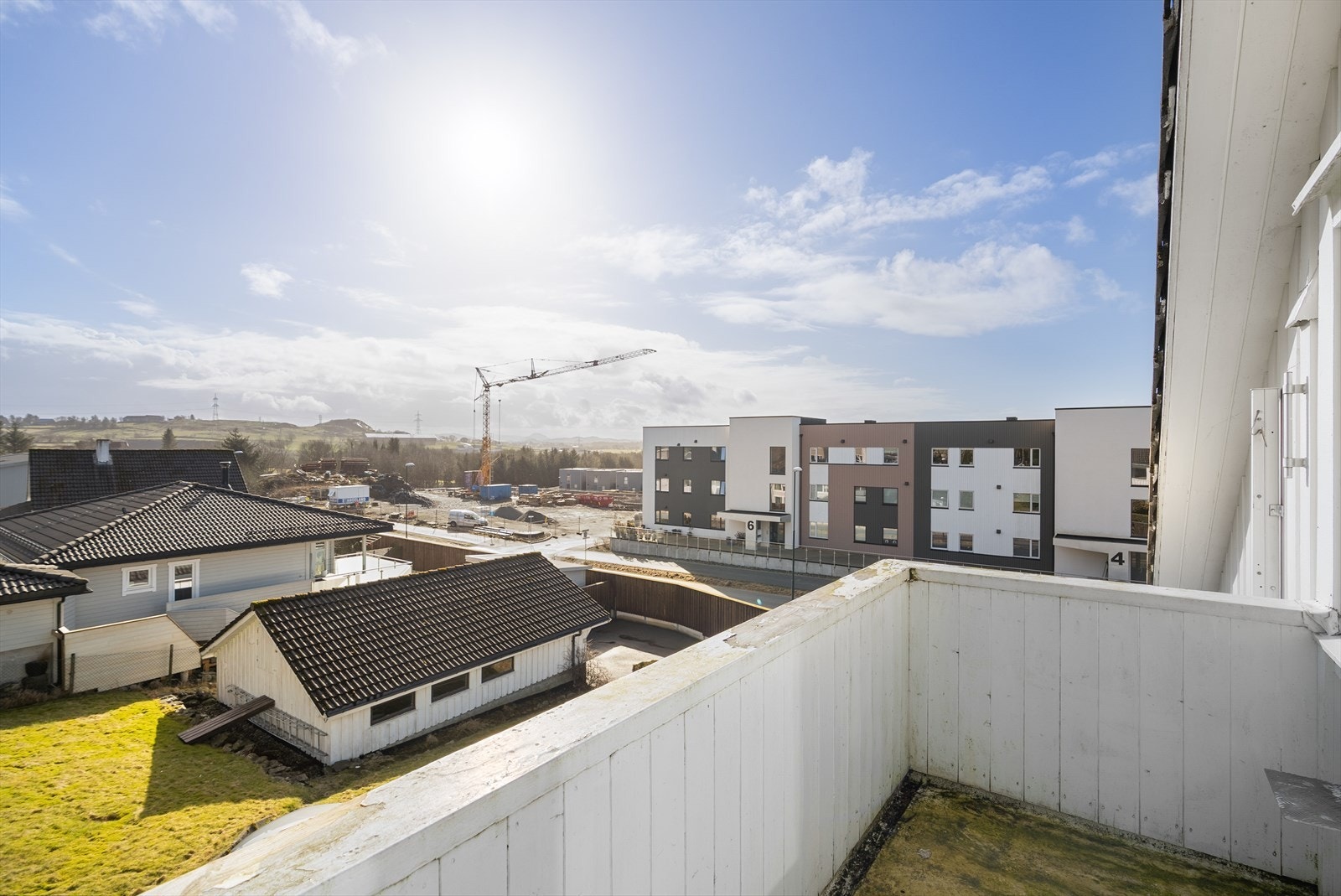 Her kan man nyte morgensol og flott utsikt. Det er planlagt videre bebyggelse av boligblokk som vil ta noe av utsikten. Galleribilde