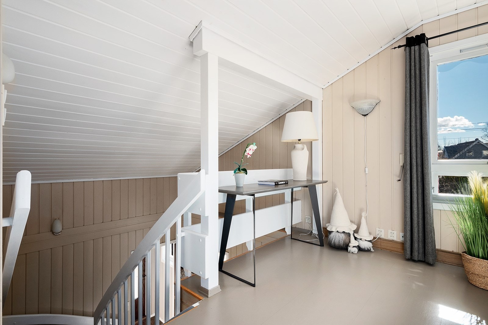 Fra 2. etasje er det åpent ned til trappehallen Galleribilde