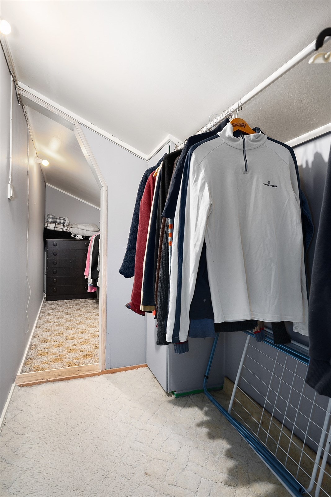 Og ikke minst rikelig med oppbevaringsplass i kott langs skråtak Galleribilde