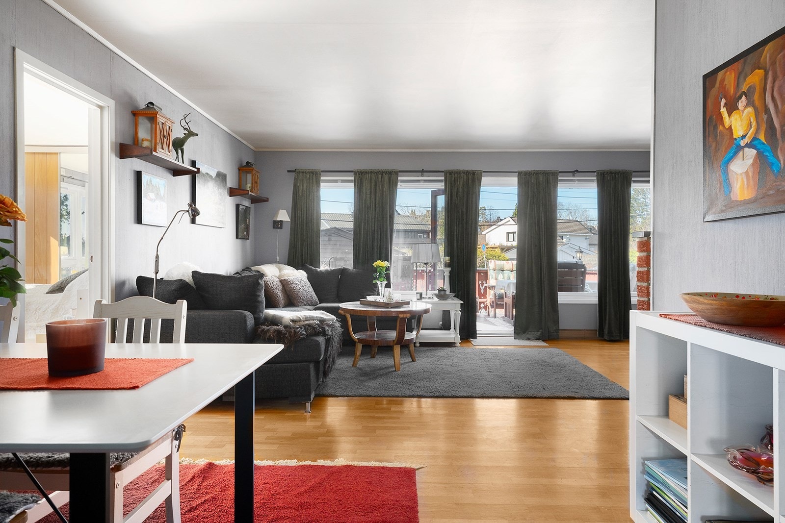 Terrassen fungerer fint som en forlengelse av stuen på varmere dager Galleribilde