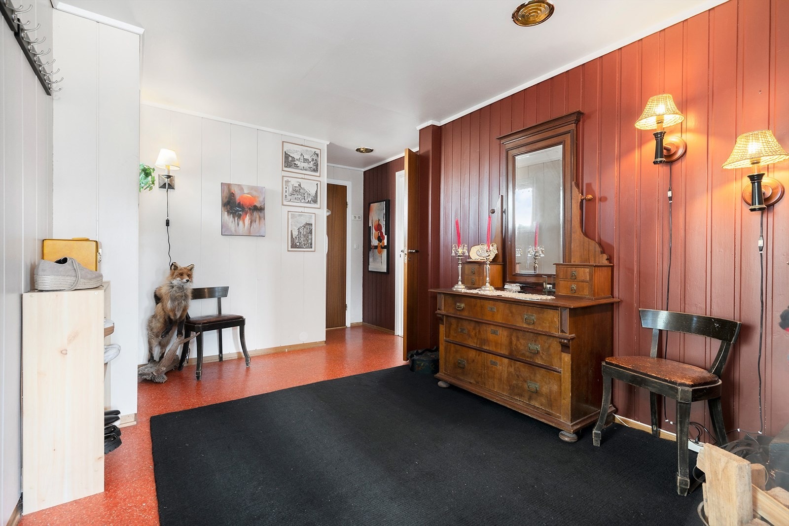 Romslig entré med gode innrednings- og oppebevaringsmuligheter ved innsetting av garderobe eller kommode Galleribilde