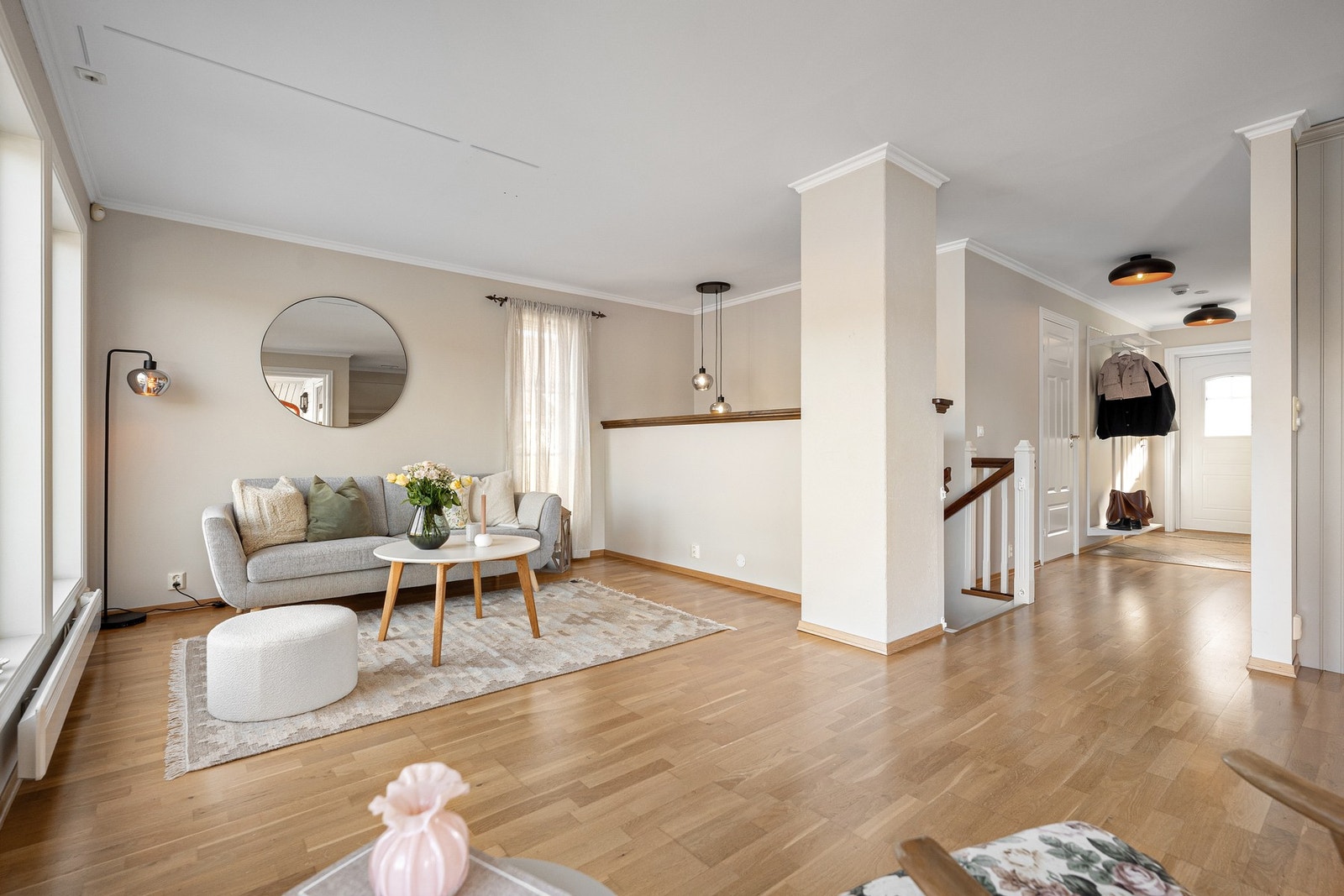 Videre inn i boligen kommer du til en romslig stue. Galleribilde